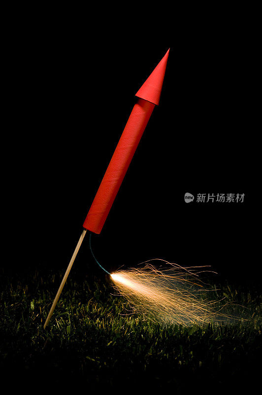 发射红色火箭/烟花